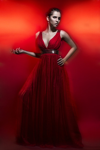 Belle femme brune chaude en robe rouge sur mode portrait rouge
 - Photo, image