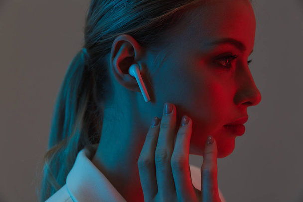 Photo closeup of gorgeous woman 20s wearing earpods looking at c - Foto, Imagem