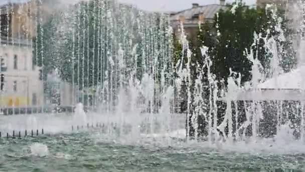 Kaupungin puisto suihkulähde työskentelee slomo materiaalia
 - Materiaali, video