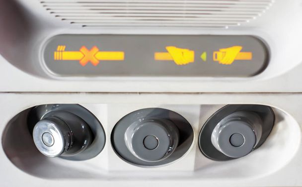 Panneau de commande pour la climatisation à l'intérieur d'un avion
 - Photo, image