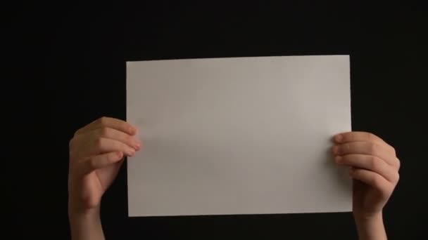 Handen die verfrommeld papier houden - Video