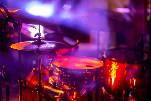 Drumkit in astratta luce multicolore
 - Foto, immagini