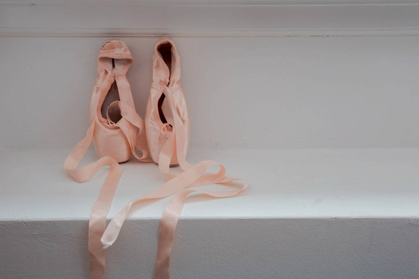 špičatí obuv pro baletku na dřevěném pozadí a baletní obuv růžová - Fotografie, Obrázek