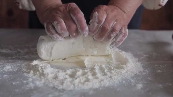 Старуха месит тесто за хлеб или пельмени, украинская традиция
 - Кадры, видео