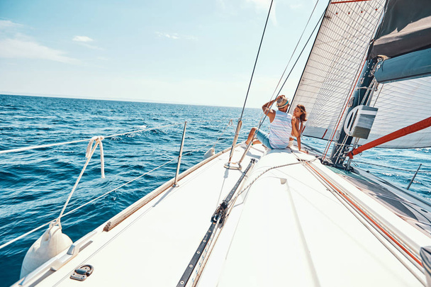 Happy woman with man relaxing on sailboat dec - Foto, Imagen
