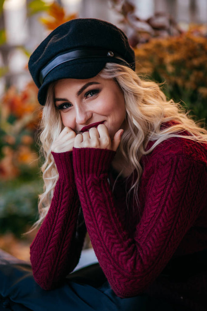 Beautiful woman posing in fashion clothes in autumn outdoor - Foto, immagini