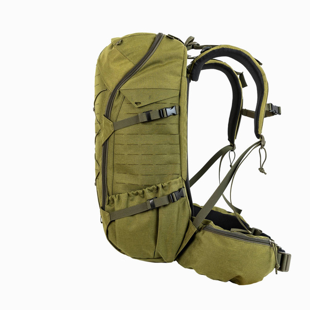 Grüner Wanderrucksack für Jäger Camouflage mit Seitentaschen auf weißem Hintergrund, - Foto, Bild