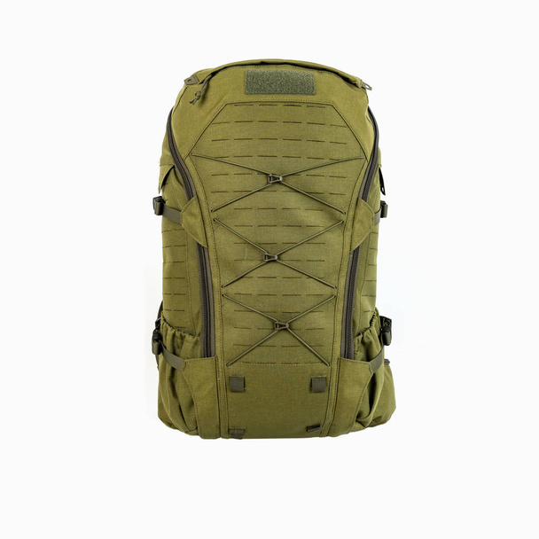 mochila de senderismo verde para cazadores camuflaje con bolsillos laterales sobre un fondo blanco
, - Foto, Imagen