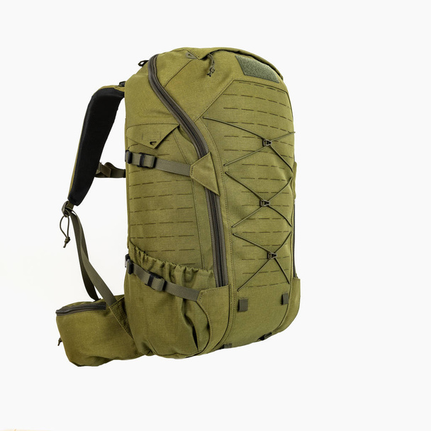 mochila de senderismo verde para cazadores camuflaje con bolsillos laterales sobre un fondo blanco
, - Foto, imagen