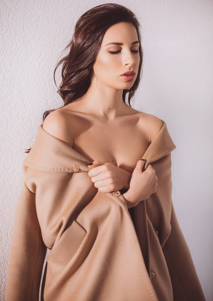 Beautiful young woman posing in coat - Foto, Imagen