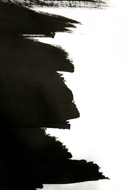 черные мазки кистью на белой бумаге с одной изолированной рукой
 - Фото, изображение