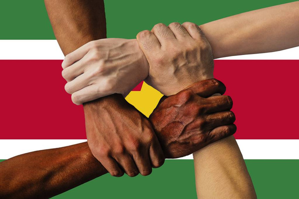 Флаг Суринама, межкультурная группа молодых людей
 - Фото, изображение