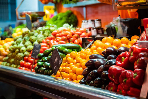 Овочева стійка на базарі з різнокольоровими овочами та фруктами
 - Фото, зображення