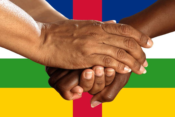 Orta Afrika Cumhuriyeti bayrağı, çok kültürlü bir grup gencin araya bağlanması - Fotoğraf, Görsel