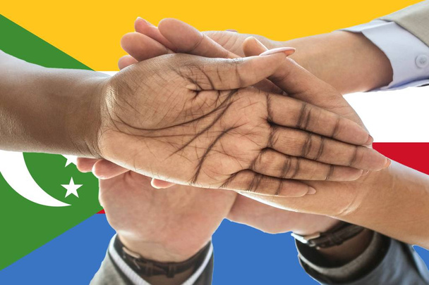 Прапор Коморських островів, поховання багатокультурної групи молодих людей - Фото, зображення