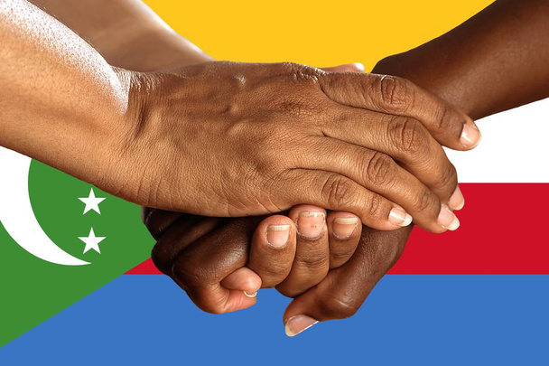 Drapeau des Comores, intégration d'un groupe multiculturel de jeunes
 - Photo, image