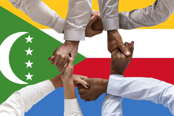 Flagge der Komoren, Integration einer multikulturellen Gruppe junger Menschen - Foto, Bild