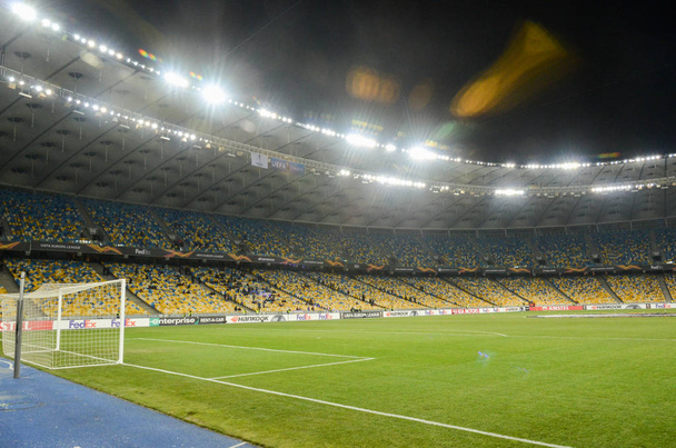 Kijów, Ukraina-29 listopada 2018: nocny stadion piłkarski w pobliżu  - Zdjęcie, obraz