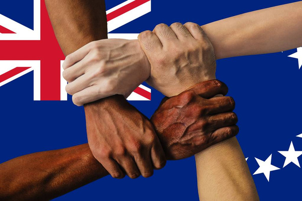 Flagge der Cookinseln, Integration einer multikulturellen Gruppe junger Menschen - Foto, Bild