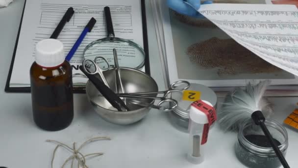 Científico de la policía analiza sangre de la escena del crimen en criminólogo de laboratorio
 - Metraje, vídeo