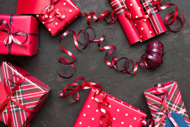 Composition de Noël ou du Nouvel An avec boîtes-cadeaux
 - Photo, image