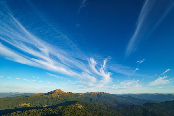 schöne sonnige Landschaft des Mount Hoverla ist der höchste Berg der ukrainischen Karpaten, chornohora, goverla von Mount Petros - Foto, Bild