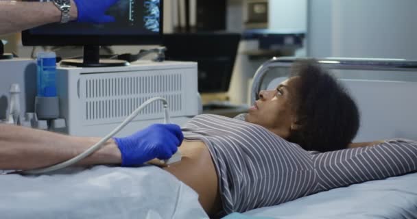 Médico examinando mulher com ultra-som
 - Filmagem, Vídeo