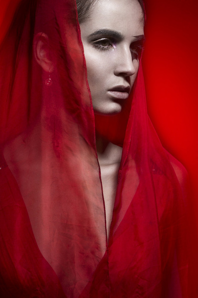 Красивая горячая брюнетка в красном платье на красном портрете
 - Фото, изображение