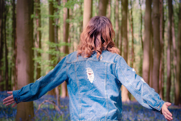 Молода дівчина ходить в лісі
 - Фото, зображення