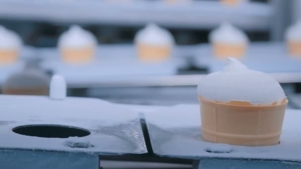 Concetto di tecnologia automatizzata - nastro trasportatore con coni di gelato nella fabbrica alimentare - Filmati, video