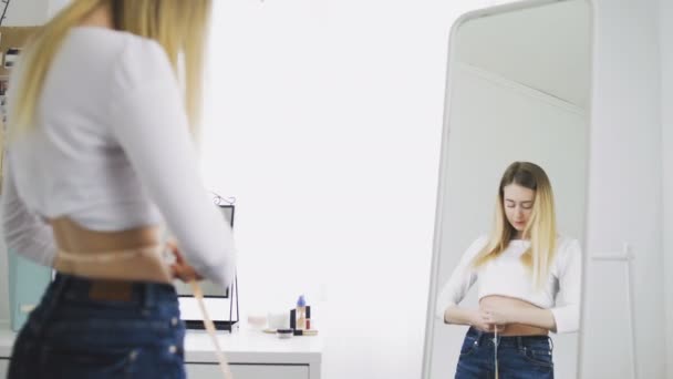 Schockierte Frau enttäuscht über Ausmaß ihrer Taille - Filmmaterial, Video