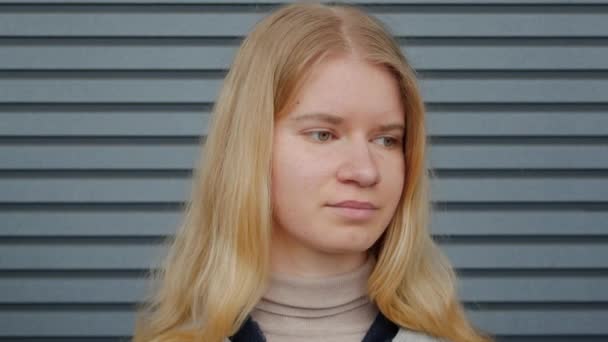 Studente ragazza con un eterocromia centrale
 - Filmati, video