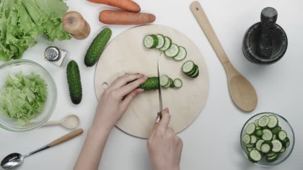 女性チーフ作るサラダ健康食品とまな板の上にキュウリのまな板キッチン. - 映像、動画