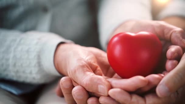mani di coppia anziani con forma di cuore rosso
 - Filmati, video