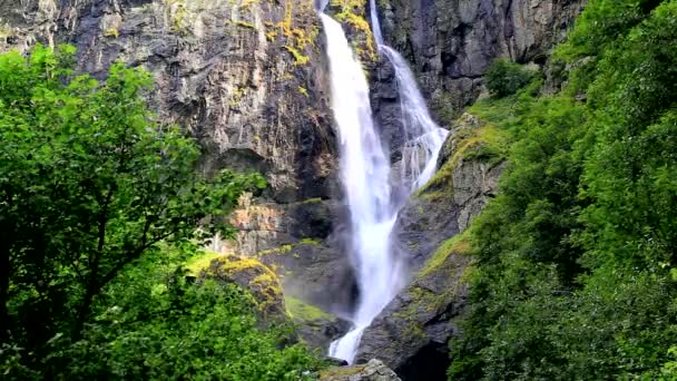 Atemberaubend schöner Wasserfall im Berg - Filmmaterial, Video