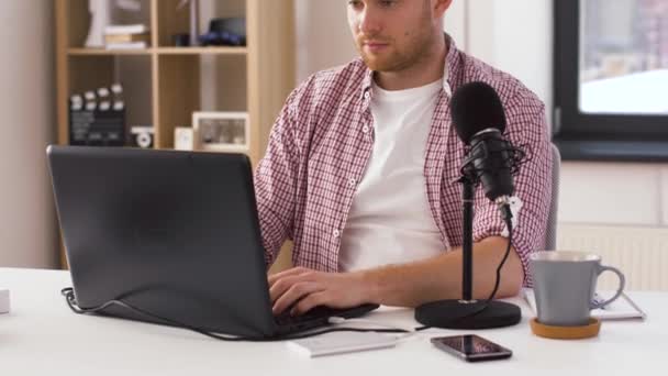 young man with laptop and microphone at home - Πλάνα, βίντεο