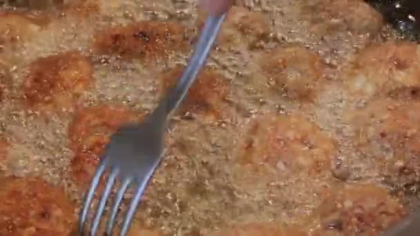 Frikadellen in heißem Öl in der heimischen Küche braten 02 - Filmmaterial, Video