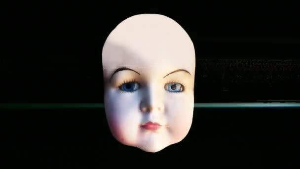 Puppenkopf mit animierter Mimik auf schwarzem Hintergrund - Filmmaterial, Video