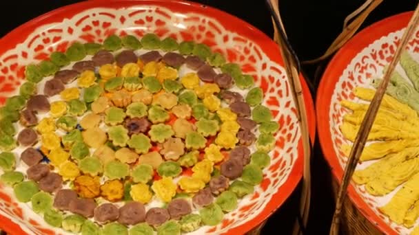 Exotique Oriental Asiatique sucré délicieux desserts, des plats traditionnels colorés inhabituels sur les comptoirs d'un bazar avec de la nourriture de rue. Soirée food court à Bangthe, la capitale de la cuisine. Marché de nuit - Séquence, vidéo