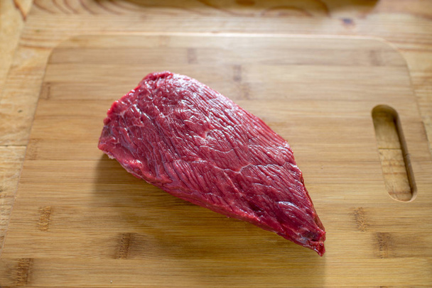 syrové maso na řezací desce - Fotografie, Obrázek