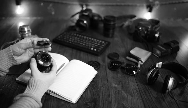 Valokuvaajan pöytä, digitaalikameran lisävarusteet ja linssi
 - Valokuva, kuva