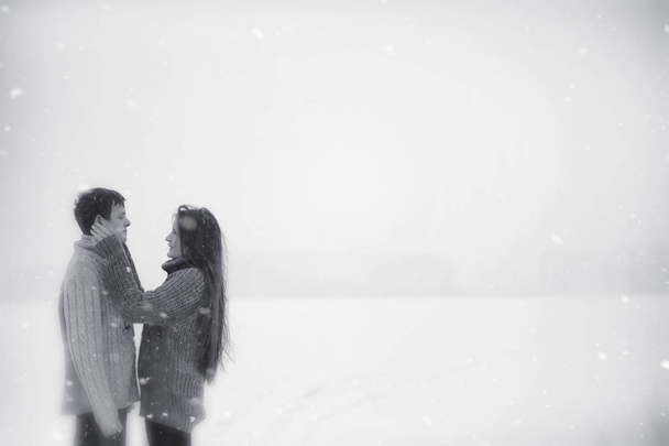 Любляча пара на зимовій прогулянці. Чоловік і жінка на побаченні в
 - Фото, зображення