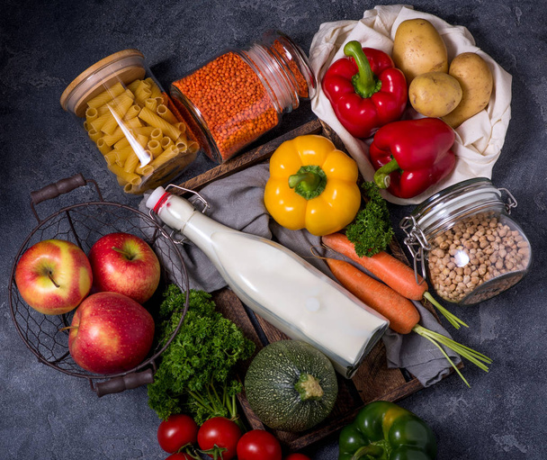 Yeniden kullanılabilir çanta ve cam ja sağlıklı organik sebze ve gıda - Fotoğraf, Görsel