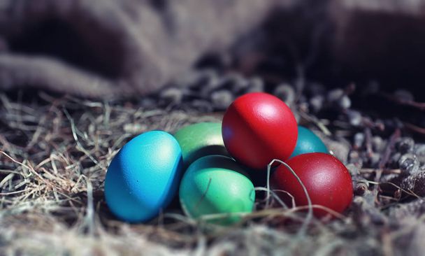 Çuval bezi üzerinde Yumurta Boyalı Paskalya - Fotoğraf, Görsel