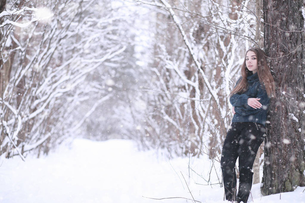 Дівчина в зимовому парку в снігопаді
 - Фото, зображення