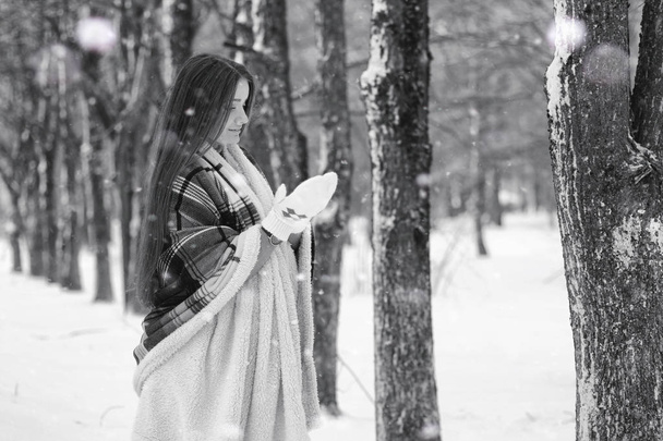 Dívka v zimě zamračený den - Fotografie, Obrázek