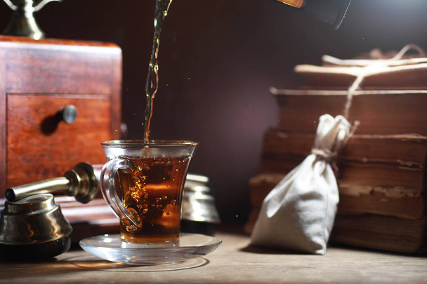 Brewing tea on a wooden table in the mornin - Φωτογραφία, εικόνα