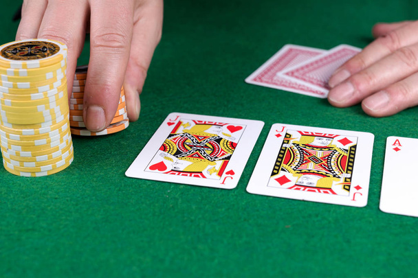 Hombre jugando y apostando en el casino
 - Foto, imagen