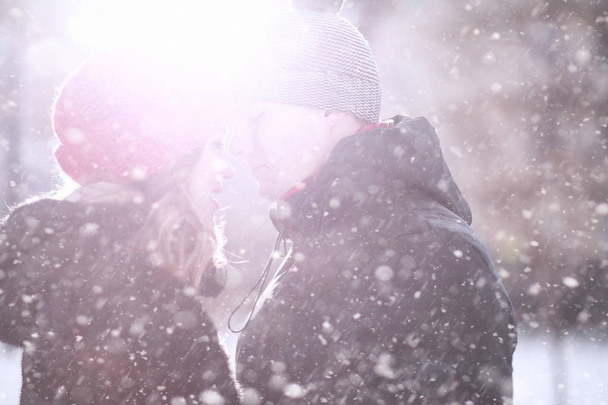Jeune couple marchant à travers l'hiver
 - Photo, image
