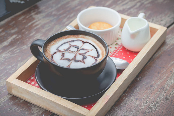 caffè caldo con schiuma latte art. Una tazza di caffe 'nero. Caffè caldo i
 - Foto, immagini